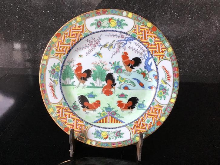 Aziatisch bord met vijf hanen - inclusief houten standaard, Antiek en Kunst, Antiek | Keramiek en Aardewerk, Ophalen of Verzenden