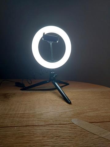 Ringlight met 3 lichtstanden met smartphonehouder. beschikbaar voor biedingen