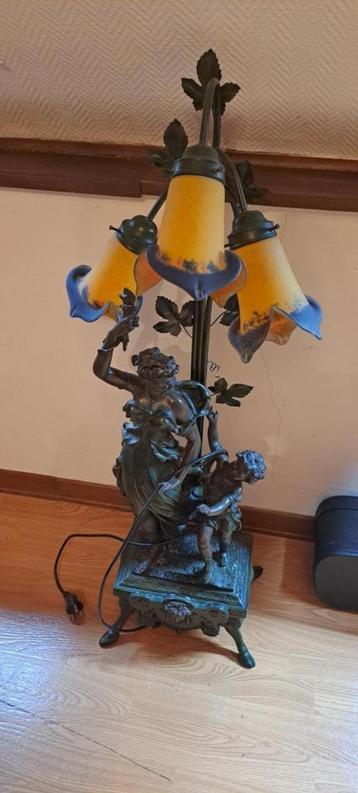 vintage beeld met 3 lampenkappen beschikbaar voor biedingen