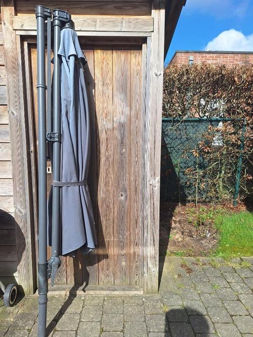 2 grote parasols met zware voet, Tuin en Terras, Parasols, Gebruikt, Zweefparasol, Ophalen
