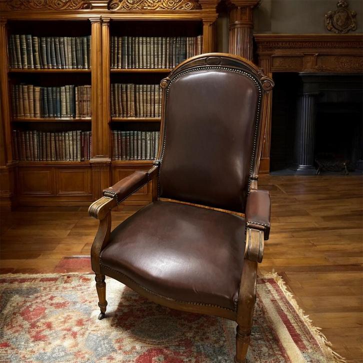 Antieke lederen armzetel met metalen wieltjes, Antiek en Kunst, Antiek | Meubels | Stoelen en Sofa's, Ophalen