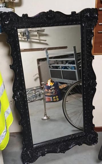Grote spiegel beschikbaar voor biedingen