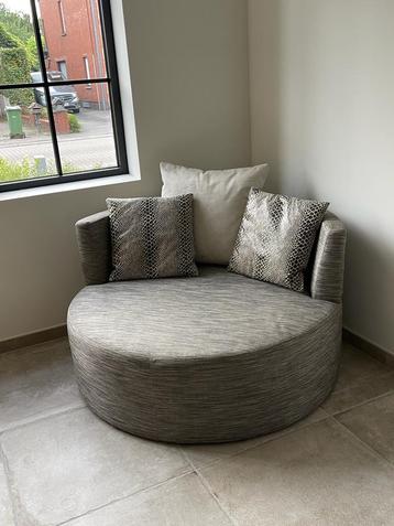 Cozy loveseat Toonzaalmodel uitverkoop beschikbaar voor biedingen