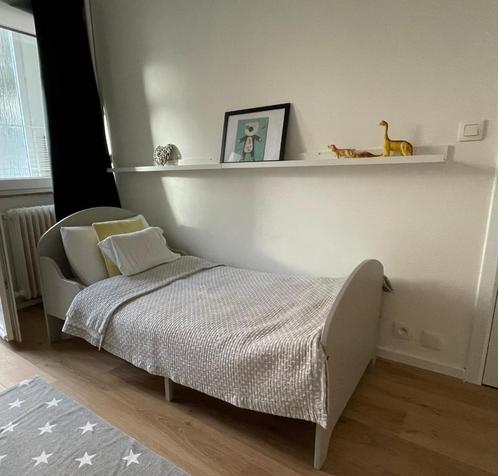 Evolutionair kinderbed in lichtgrijs hout met lattenbodem, Kinderen en Baby's, Kinderkamer | Bedden, Zo goed als nieuw, Lattenbodem
