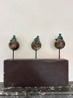 Leuk kunstwerk – drie mannetjes op wereldbollen, Ophalen