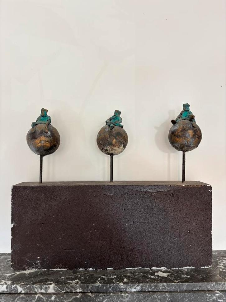 Leuk kunstwerk – drie mannetjes op wereldbollen, Antiek en Kunst, Kunst | Beelden en Houtsnijwerken, Ophalen