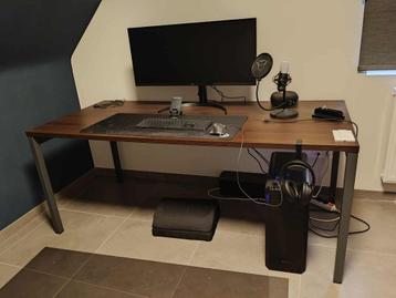 Bureautafel beschikbaar voor biedingen
