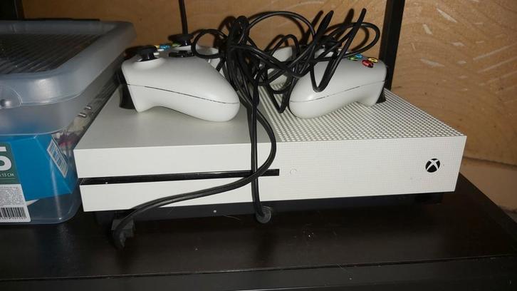 Xbox One wit + 2 Xbox-controllers + Fifa 18, Games en Spelcomputers, Spelcomputers | Xbox One, Zo goed als nieuw, Xbox One, 500 GB
