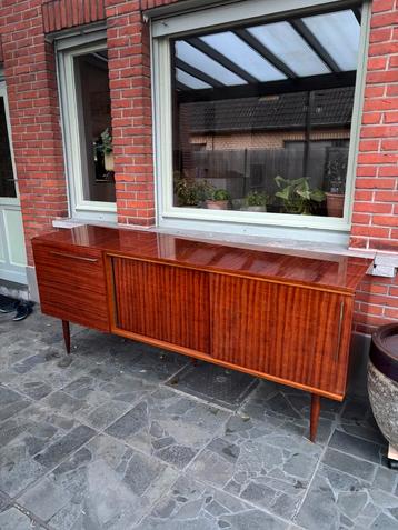 Vintage dressoir beschikbaar voor biedingen