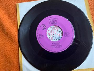 Tenpole Tudor beschikbaar voor biedingen