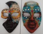 2 de hand beschilderde Venetiaanse maskers, Antiek en Kunst, Curiosa en Brocante, Ophalen of Verzenden