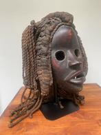 Masque africain sur socle, Enlèvement ou Envoi