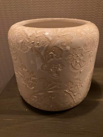Pot de fleurs décoré avec détails 