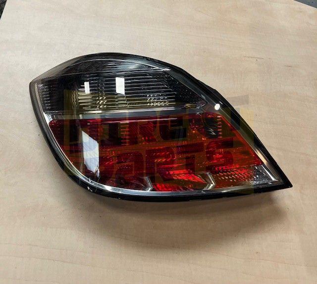 Opel Astra H (2/07-) achterlicht Links (5 drs.) OES! 1322232, Auto-onderdelen, Verlichting, Opel, Nieuw, Ophalen of Verzenden