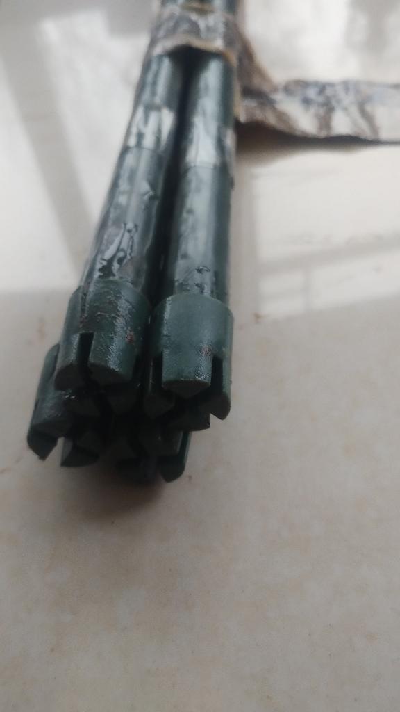 2 + 2 groene palen in verzinkt staal (in zijn verpakking), Tuin en Terras, Planten | Bomen, 100 tot 250 cm, Ophalen