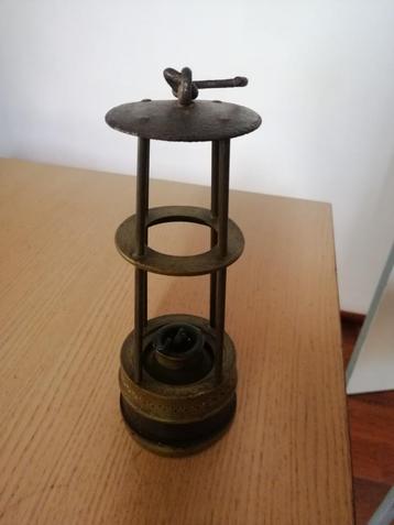 Ancienne lampe à huile en métal beschikbaar voor biedingen