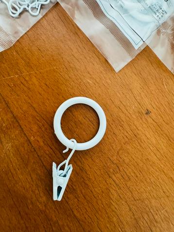 Haakjes voor gordijnen beschikbaar voor biedingen