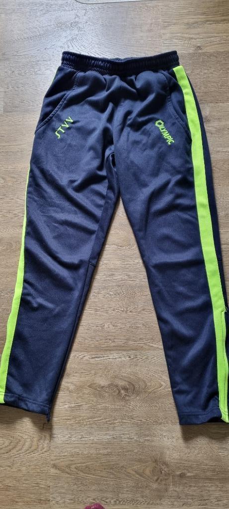 blauw met gele voetbal / trainingsbroek STVV maat Smal - 164, Sport en Fitness, Voetbal, Gebruikt, Trainingspak, Ophalen of Verzenden