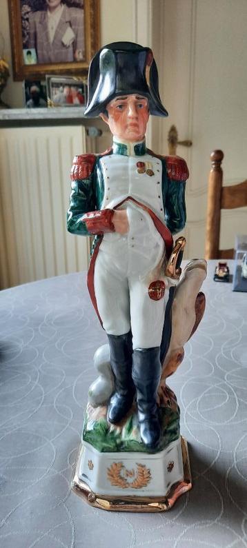 « Napoléon Bonaparte ». Figurine en porcelaine multicolore. disponible aux enchères