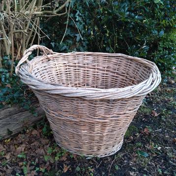 Oude handgevlochten, rieten wasmand. Hoogte : 42 cm beschikbaar voor biedingen