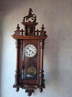 Regulateur met prachtig houtsnijwerk., Ophalen