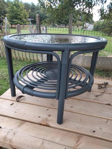 vintage rotan salontafel met glas Bohemian Boho beschikbaar voor biedingen