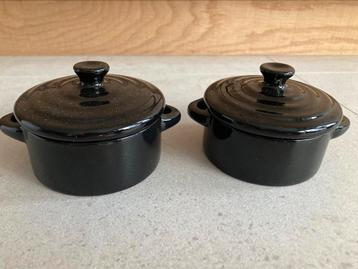 Mini stoofpotjes beschikbaar voor biedingen