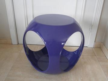 Paarse kubus (nieuw) - bijzettafeltje - zitje beschikbaar voor biedingen