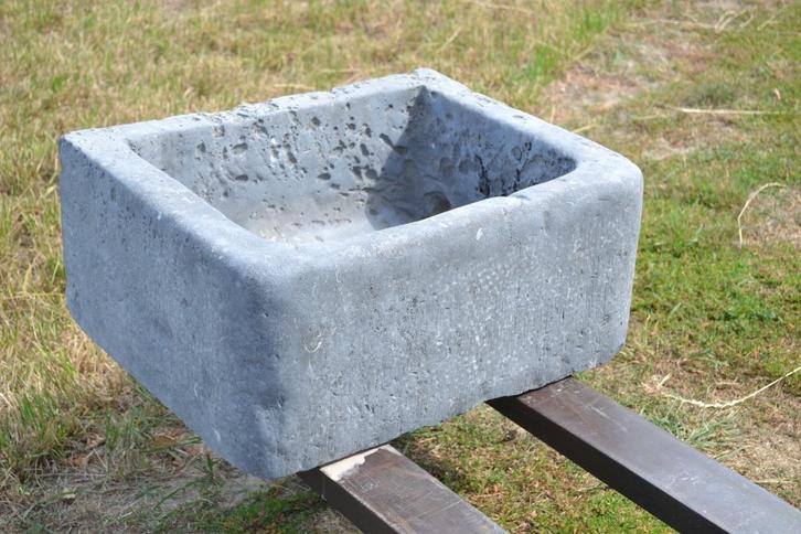 arduinen pompbak met afvoergat op de zijkant, Tuin en Terras, Waterpartijen en Fonteinen, Gebruikt, Hardsteen, Ophalen