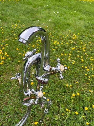 2 waterkranen te koop, retro stijl, warm en koud aansluiting beschikbaar voor biedingen