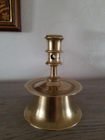 16e eeuwse kandelaar beschikbaar voor biedingen