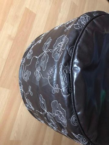 Poef in imitatieleer ( bruin) beschikbaar voor biedingen