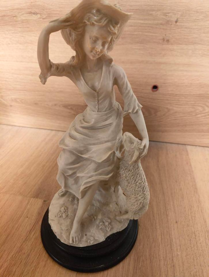 Statuette femme au chapeau avec mouton – style romantique, d, Verzamelen, Lord of the Rings, Zo goed als nieuw, Ophalen of Verzenden