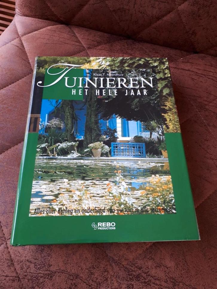 Boek -Tuinieren het hele jaar - Klaas T. Noordhuis - blz 480, Boeken, Wonen en Tuinieren, Zo goed als nieuw, Tuinieren en Tuinplanten