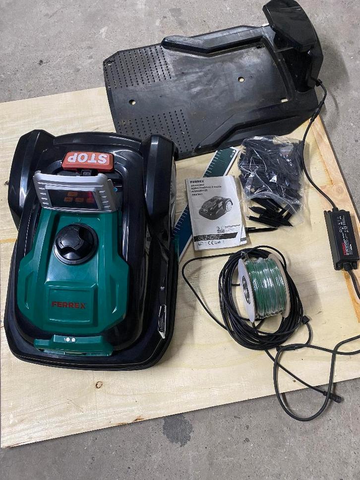 Robot tondeuse Ferrex R800 Easy +, Jardin & Terrasse, Tondeuses robotisées, Comme neuf, 20 à 25 cm, Avec capteur de pluie, Enlèvement