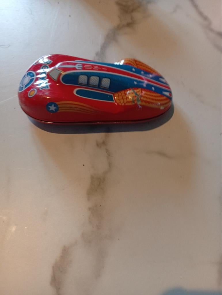 Il s'agit d'une voiture jouet en fer-blanc de type rétro, Enlèvement, Voiture