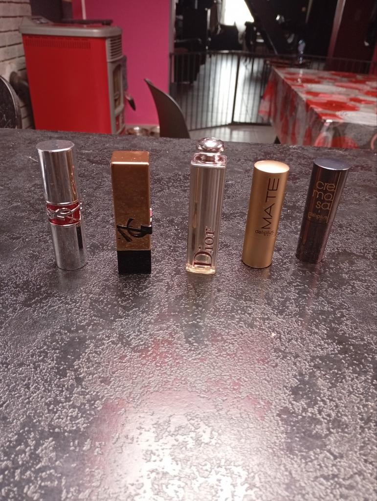 Lipsticks van verschillende merken, Handtassen en Accessoires, Uiterlijk | Cosmetica en Make-up, Lippen, Rood, Ophalen of Verzenden