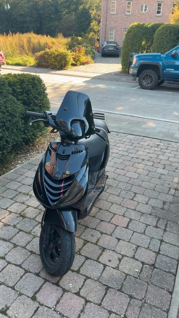 Piaggio Zip zwart, Vélos & Vélomoteurs, Scooters | Piaggio, Utilisé, Zip, Classe B (45 km/h), Deux-temps, Enlèvement