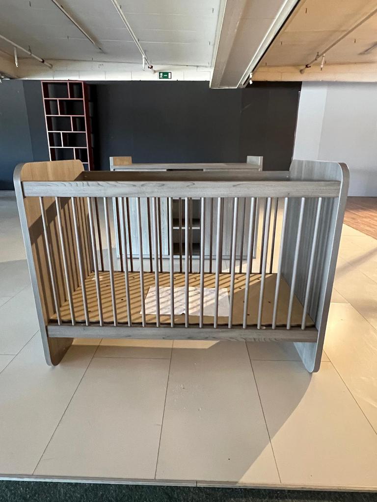 Babybed + commode, Kinderen en Baby's, Babywiegjes en Ledikanten, Gebruikt, Ledikant, Ophalen