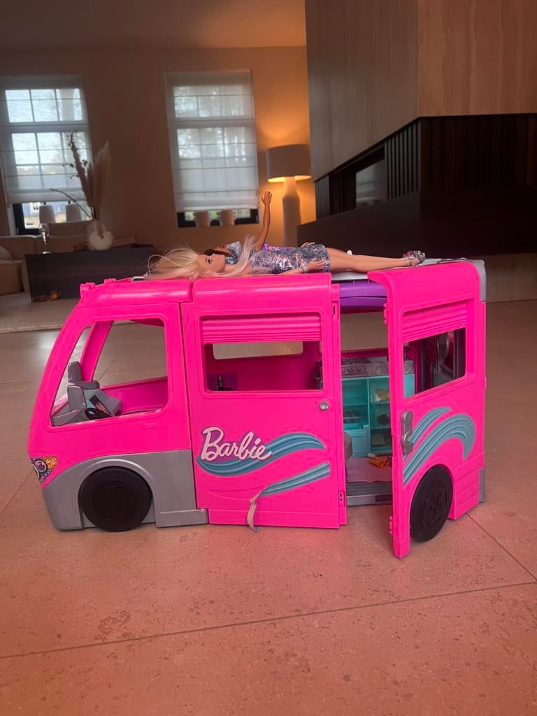 Barbie camper met Barbies, Ophalen, Zo goed als nieuw