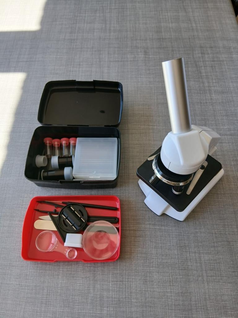 Microscoop met toebehoren, Ophalen
