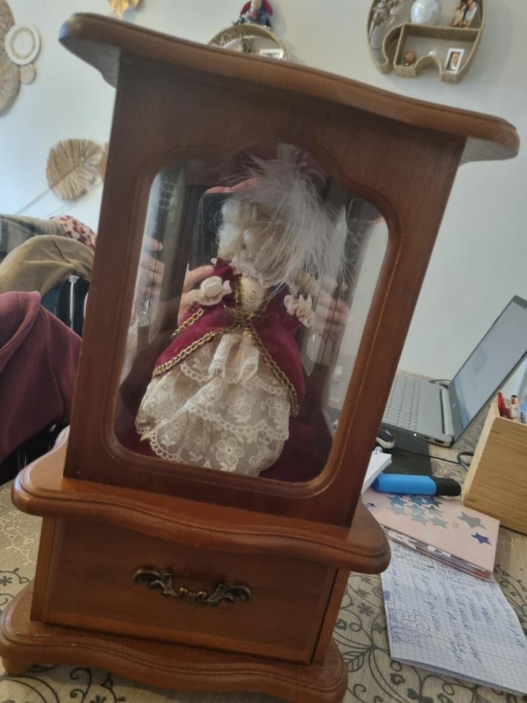 Boite a bijoux musicale  hauteur 33cm  largeur 21.