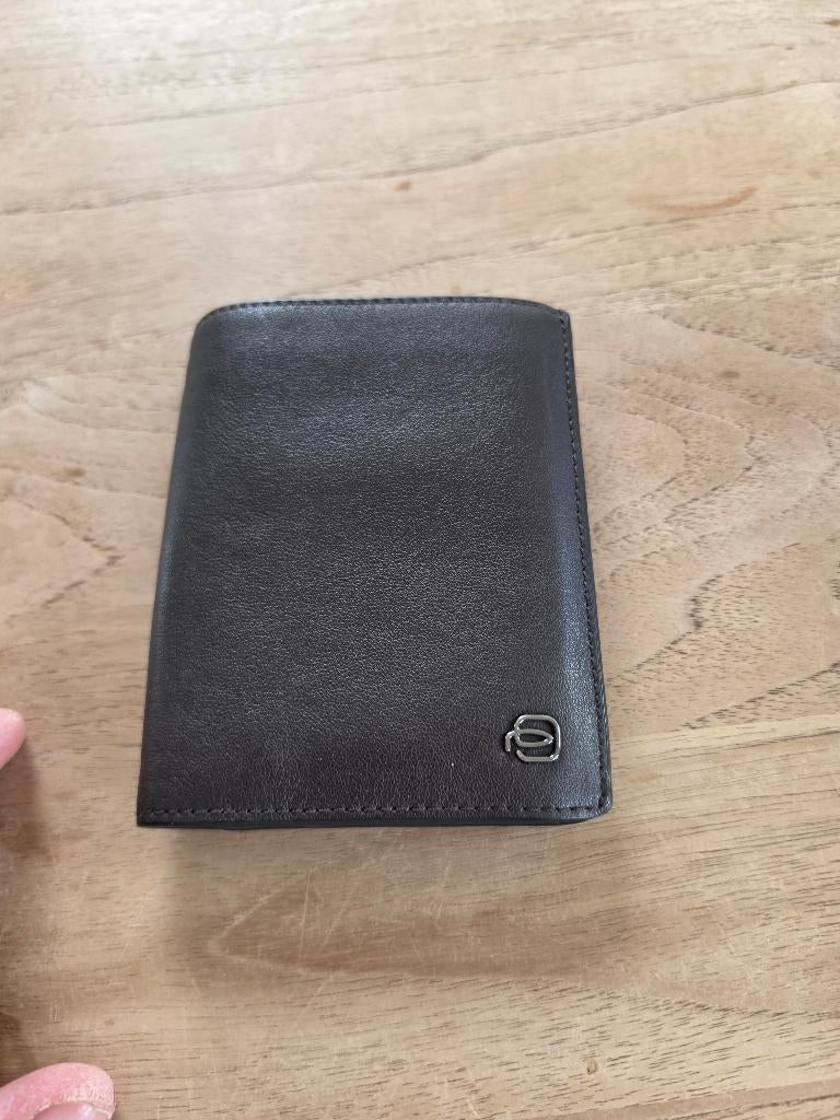 Portefeuille - Piquadro, Zwart, Zo goed als nieuw, Met knipsluiting, Ophalen