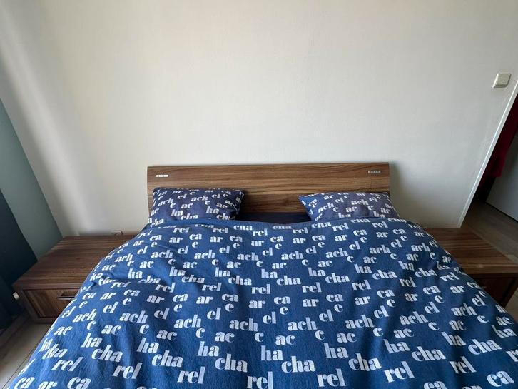 Lit double + matelas et tables de chevet - DISPO fin mai !, Maison & Meubles, Chambre à coucher | Chambres à coucher complètes