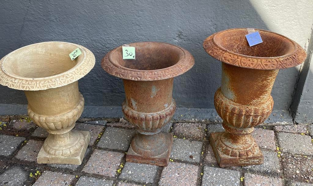 Gietijzere tuinvazen hoogte 31cm en 34 cm, Ophalen, Gebruikt