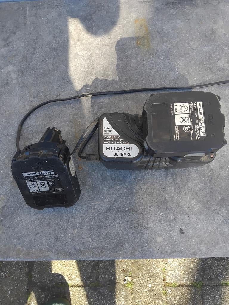 2 accu's en oplader,  voor Hitachi schroefmachine, Ophalen of Verzenden