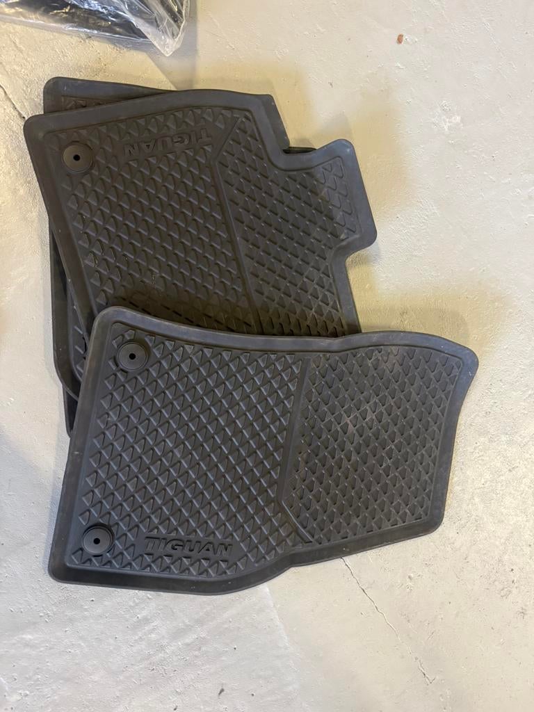 Rubbere matten tiguan 2016-2023, Autos : Divers, Tapis de voiture, Enlèvement, Comme neuf