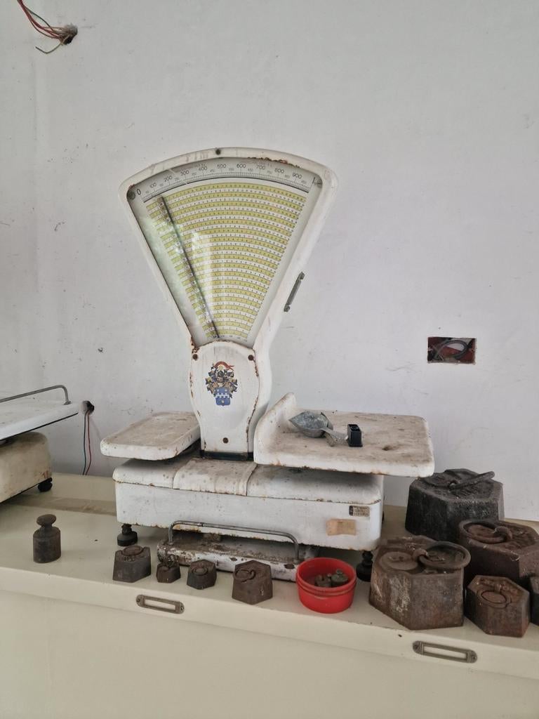 oude weegschalen, Ophalen