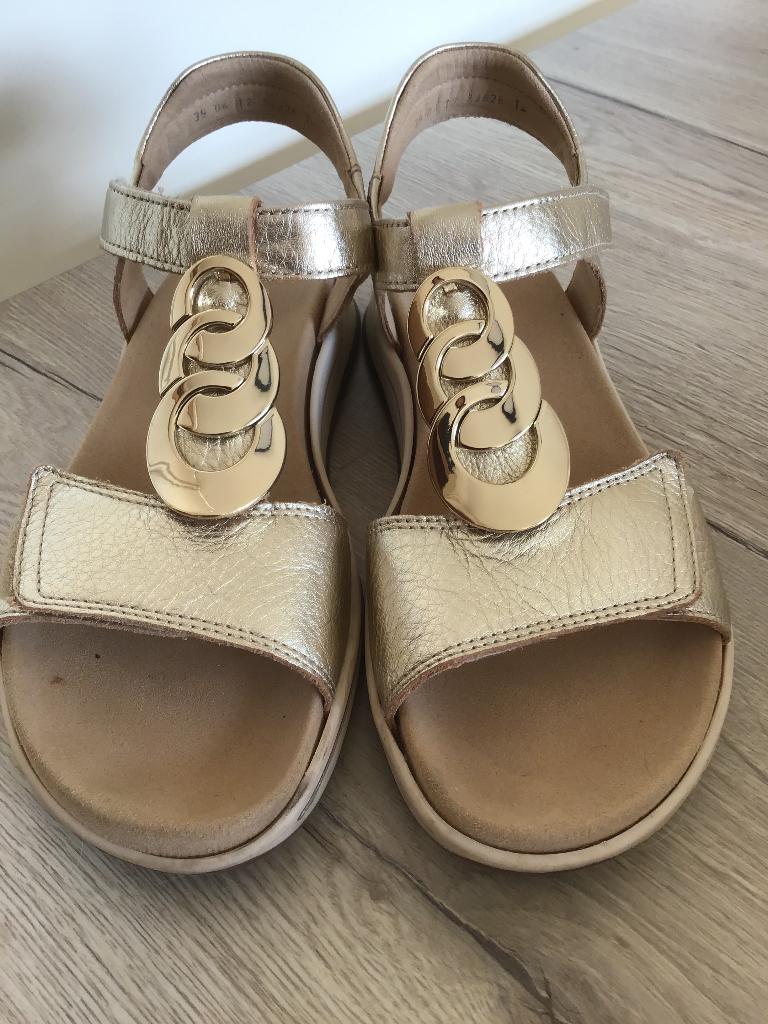 Zomersandaaltjes, Ophalen