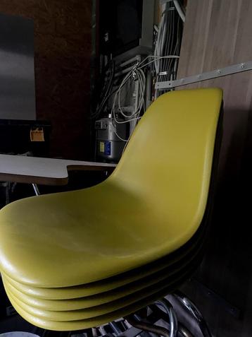 Bacs jaunes moutarde originaux Vitra Eames disponible aux enchères